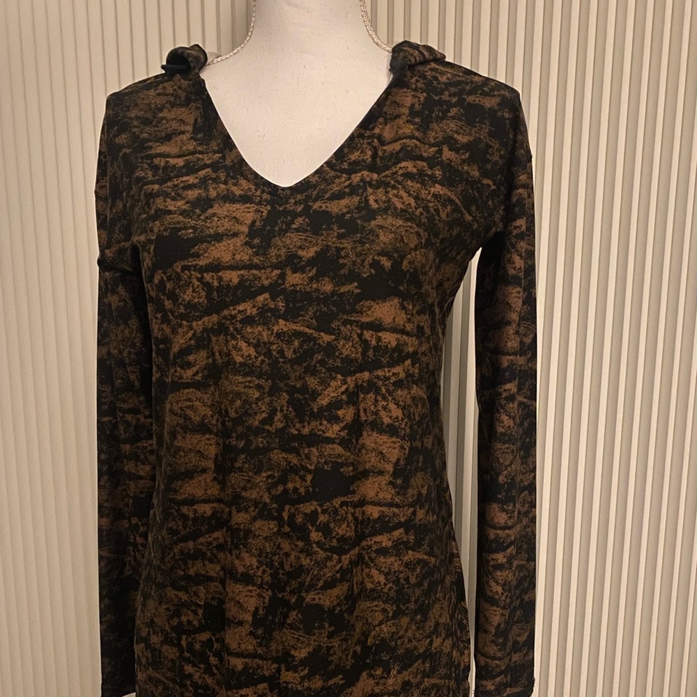 New with tags-/LuLaRoe Eliza  Top
Super soft and cute on.